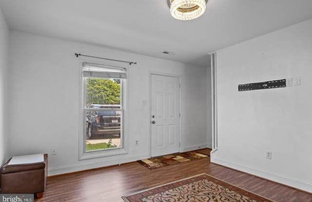 2114 ENRIGHT PLACE Gallery 3
