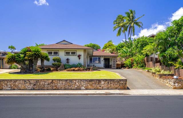 Spacious with split a/c units, solar, comfortable Island Home in Beautiful Kahala! photos photos