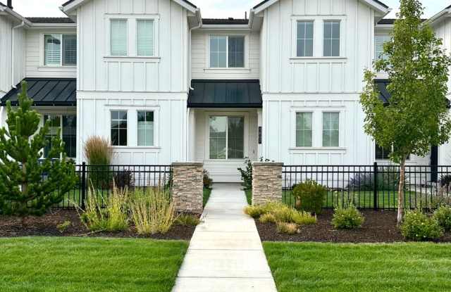 *$750 OFF 1st Month* 2023 Palisch Townhome in Petrosa - Close to the Clubhouse and Park! 3807 NE Eagle Gallery 1