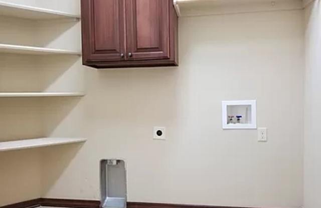 Gorgeous, 3 Bedroom 2 Bath in the King's Manor Addition in Moore WITH STORM SHELTER!!! Gallery 1