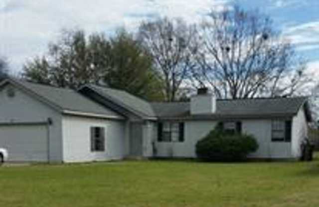 Coming Soon: Newly Renovated Cozy & Spacious 3 Bedroom Home with Garage and Private Backyard Gallery 3