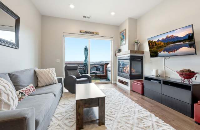 Fully Furnished Newpark Townhome - 1 car Garage - 6 Months up to 1 Year Lease Gallery 3