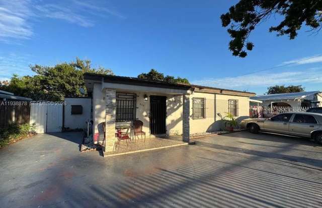 825 E 9th Ln photos photos