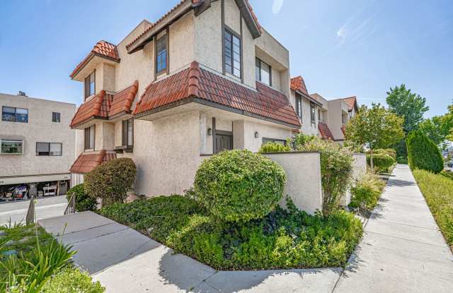 Spacious 3-Bedroom Townhome with Community Amenities in Canyon Country! - 27667 Ironstone Drive, Santa Clarita, CA 91387