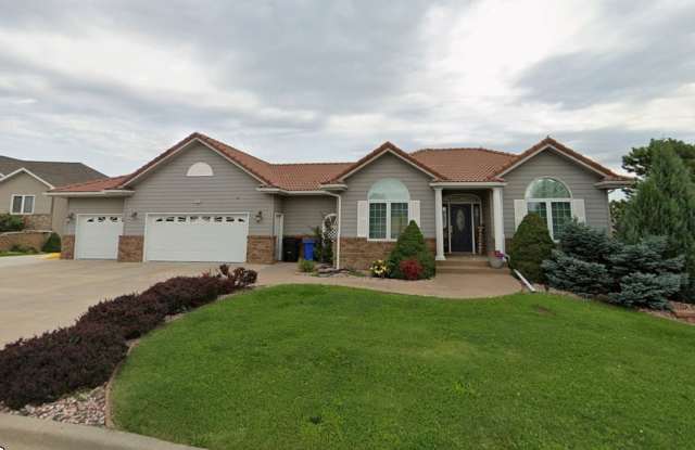 Beautiful Five-Bedroom, Three-Bathroom Home for Rent photos photos