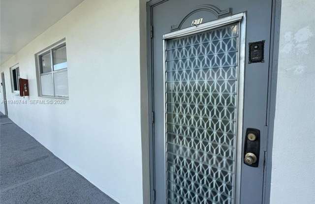 8450 Sunrise Lakes Blvd photos photos