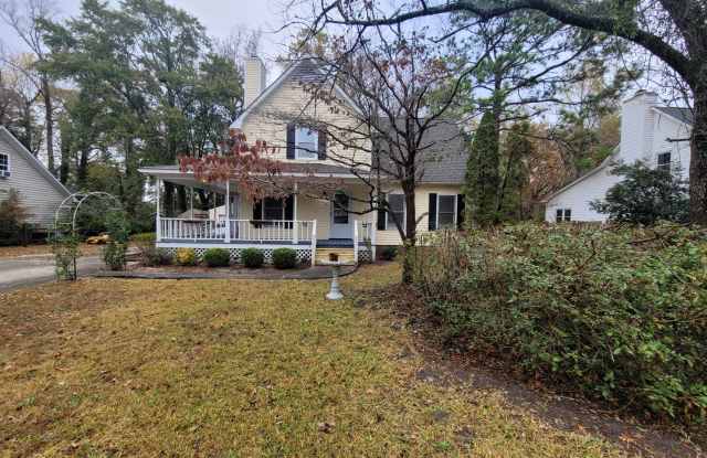 Welcome to this charming 4-bedroom, 2.5-bathroom house located in the desirable city of Wilmington, NC. photos photos