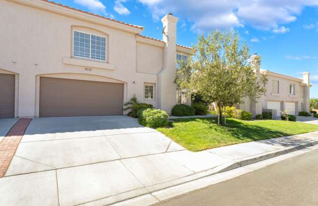 Welcome to 505 Escoto Place — a beautiful 3 bed/2.5bath townhome nestled in the desirable Henderson area! photos photos