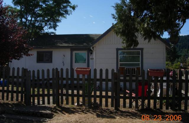 Older 3/1 home in Sutherlin photos photos
