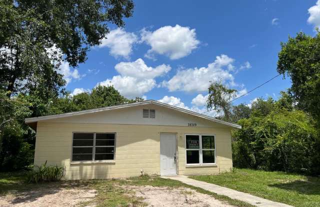 HUGE 3BR/1BA Dade City Home w/Large Bedrooms; NO APPLICATION FEE!! photos photos