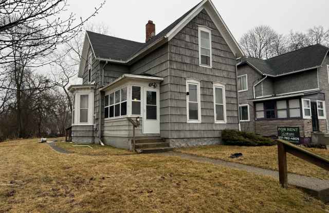 Spacious 3-Bedroom Single-Family Home-Near Hospital- Jackson, MI photos photos