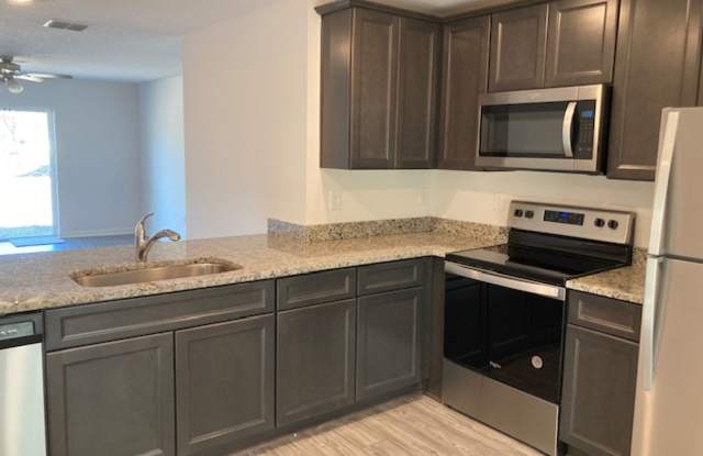 Like New 3/2/2 house with a screened in porch. Gallery 4