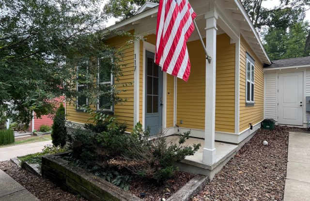 Cozy Cottage Available Now -Fayetteville! - 117 East 9th Street, Fayetteville, AR 72701