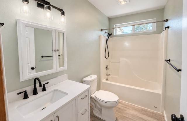 GORGEOUS MODERN LIVING IN NE BEND!!! Gallery 4
