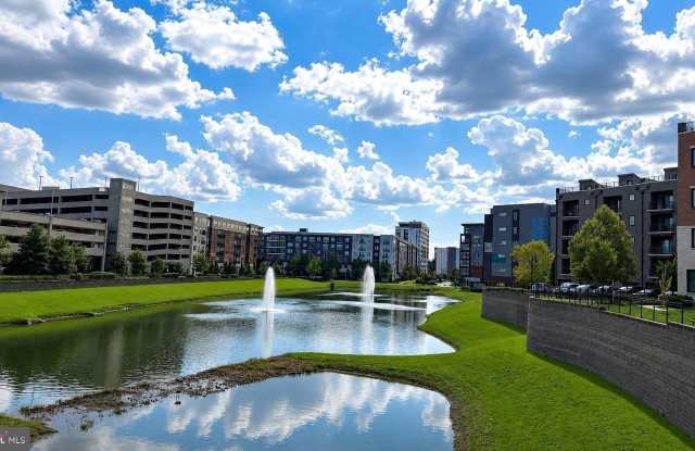 914 LAKEVIEW Court Gallery 1