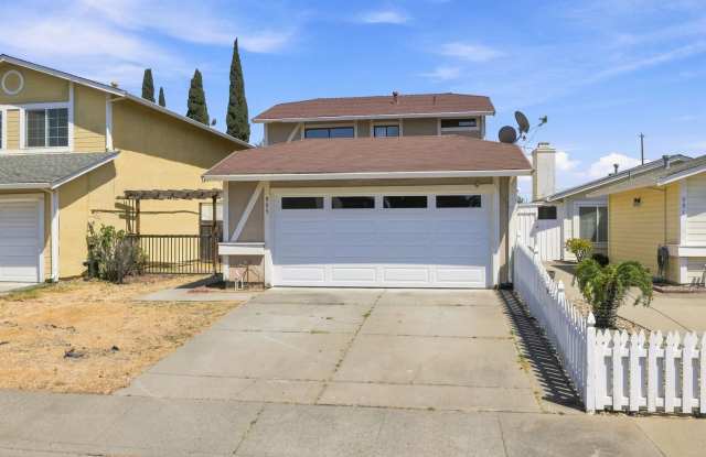 Fairfield, Remodeled 4 Bedroom Home on Quiet Court with Flexible Layout Gallery 1