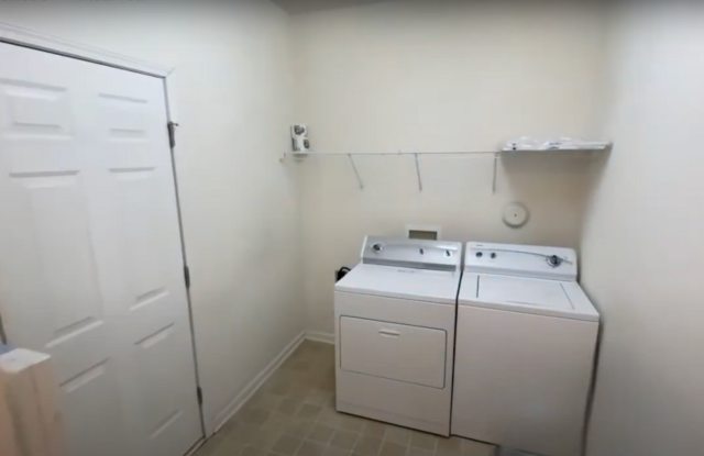 Room in 5 Bedroom Home at Genlee Dr Gallery 4