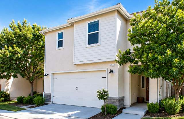 MOVE-IN SPECIAL: Half Off the 1st Month's Rent – Modern 3-Bedroom, 2.5-Bath in Clovis! **SOLAR INCLUDED - PGE SAVINGS** photos photos