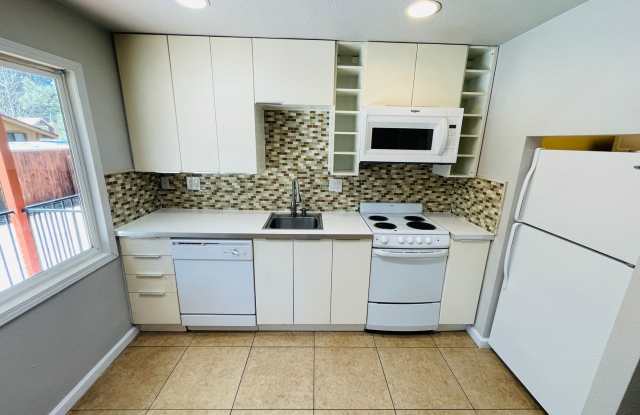 Pet friendly 1 bedroom unit with washer/dryer available in South Lake Tahoe Gallery 4