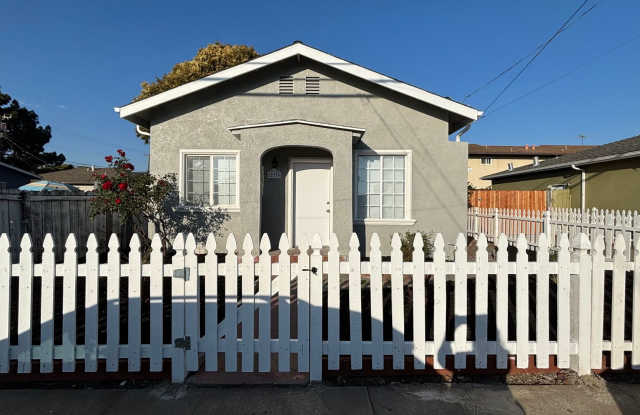 Newly Renovated 3 Bedroom 1 Bath Single Family House in Hayward -- Available Now!!! photos photos