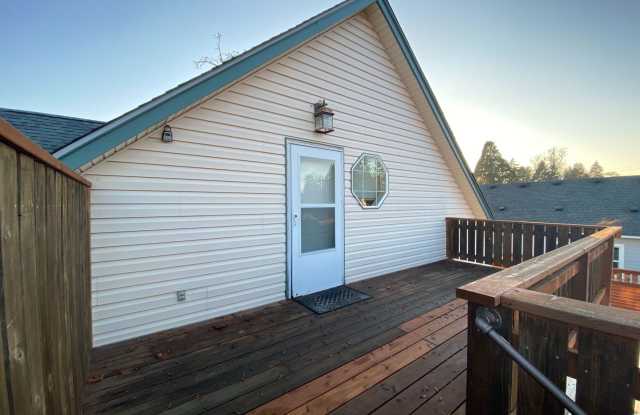 Nice Upstairs 1bd/1bth Apartment - All utilities included! photos photos