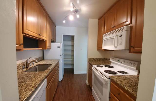Pet friendly Woodlake townhouse photos photos