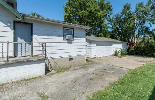 409 E 16th - 4Bed/2Bath - Huge Garage Space Included! Gallery 4