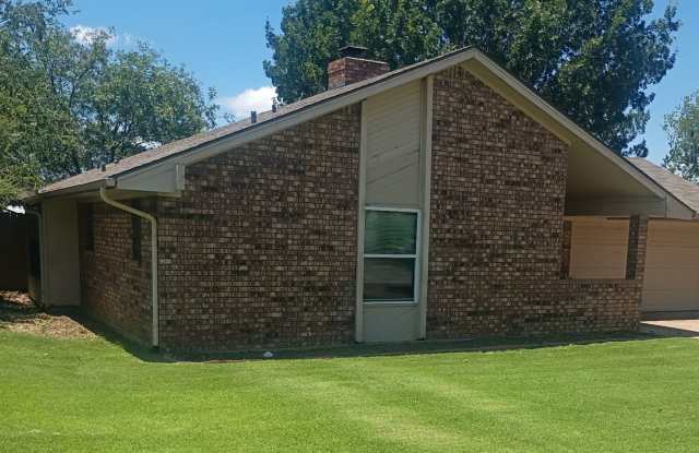 Beautiful 3/2/2 with large backyard and covered patio photos photos