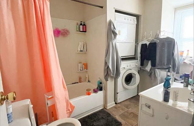 8 Person House Blocks From Chauncey Village and Campus Bars!! Gallery 3