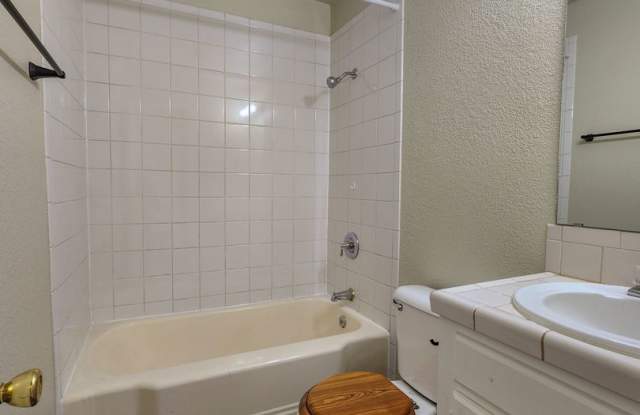 Newly Renovated 3 bedroom 1 bath home in Shawnee Gallery 1