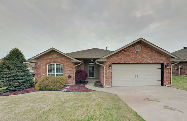 Beautiful 3 Bedroom, 2 Bathroom Home on Corner Lot with Storm Safe in Moore! photos photos