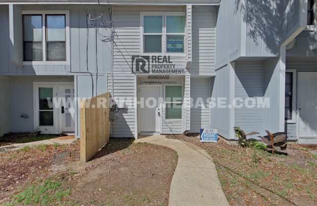 Updated Spanish Trail Townhome | 2BR/1.5BA | Fenced Yard | Near UWF  Hospital - 7215 Spanish Trail, Ferry Pass, FL 32504