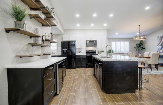12418 W BONANZA Drive Gallery 4