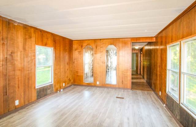 NO SECURITY DEPOSIT! Convenient Pulaski Location – Lawn Care Included! Gallery 4