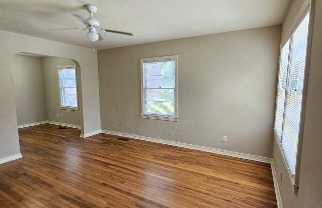 124 S Franklin Boulevard Gallery 4