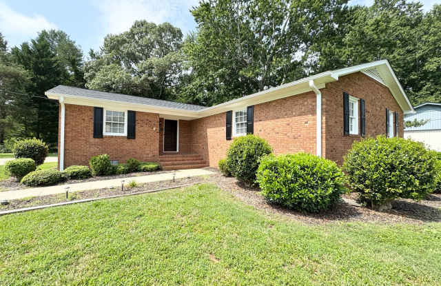 4 Bedroom Home On Quiet Road With Screened in Porch! photos photos