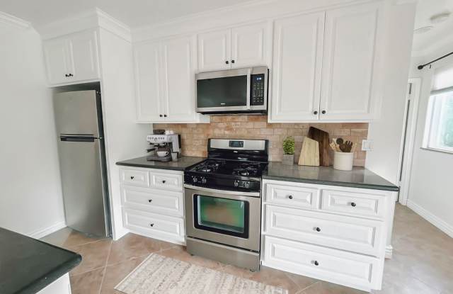 Adorable, Upgraded, 3 Bed/2 Bath duplex, Fire Mountain area w/ large yard photos photos