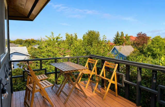 Fully Furnished and Renovated Top-Floor Unit with Prime Olympic Mountain Views Gallery 4