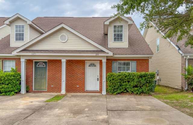 SPACIOUS 3/3 w/ Open Floor Plan, Vaulted Ceilings, Privacy Fenced Yard, & W/D! $1550/month Avail Now! photos photos