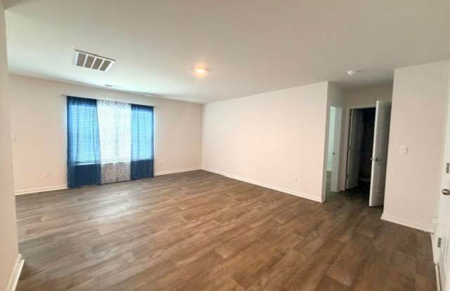 ~~ Almost new 5 bedroom energy efficient home with Freedom from Duke Energy!~~ Gallery 3
