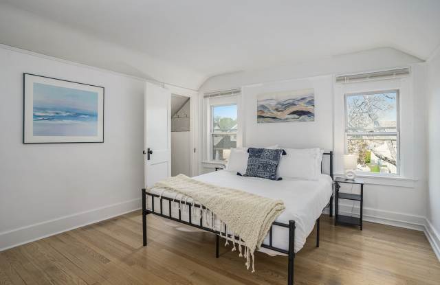 1046 Courtney St Nw photos photos