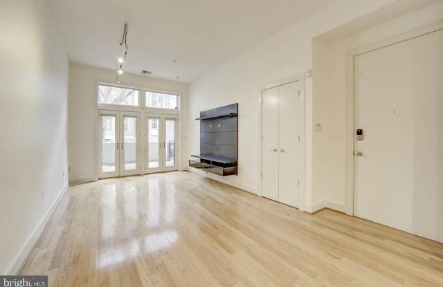 2357 CHAMPLAIN Street NW Gallery 4