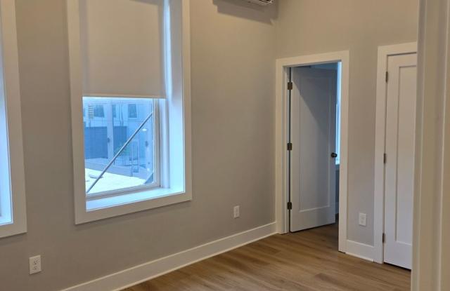 Completely Remodeled Luxury Apartment in the Heart of the City Gallery 3