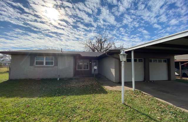 4 Bedroom 2 Bath Home in Midwest City - 406 West Douglas Drive, Midwest City, OK 73110