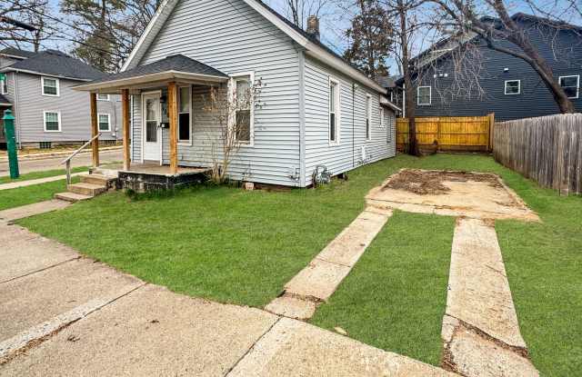 2 bedroom 1 bathroom Single Family Home near Eastown - 1003 Logan Street Southeast, Grand Rapids, MI 49506 2 bedroom 1 bathroom Single Family Home near Eastown - 1003 Logan Street Southeast, Grand Rapids, MI 49506