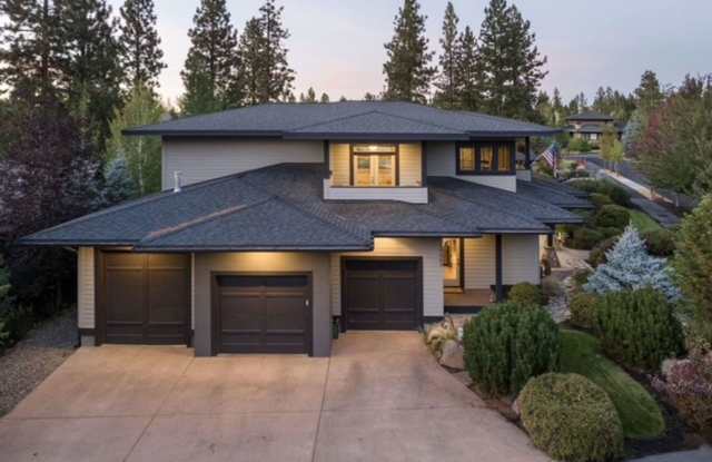Stunning Bend 4-bed/3-bath corner lot home in Three Pines Neighborhood! Gallery 3