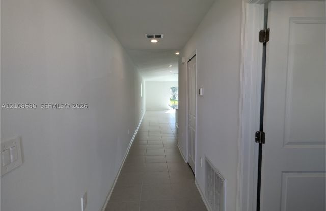 2175 CHRIS DR Gallery 2