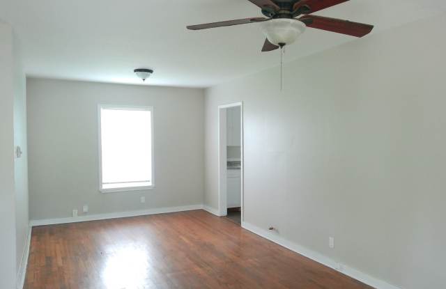 2837 Sarita - 2/Bed 1/Bath - $1295/month Gallery 3
