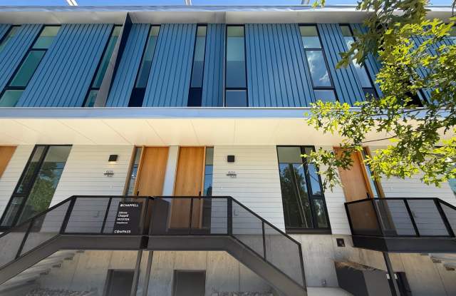 Beautiful 4BD, 3.5BA Downtown Raleigh Luxury Townhome with an Additional Bonus Room, Walkable to Premier Shopping & Dining Gallery 1