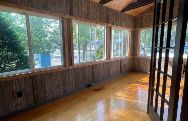 Large 5 bedroom, 2.5 bathroom house near Viterbo - 1003 8th Street South, La Crosse, WI 54601